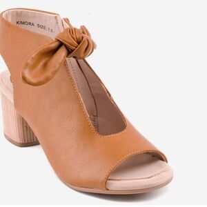 Good Chic Tan Heeled Boots with Chunky Block Heel